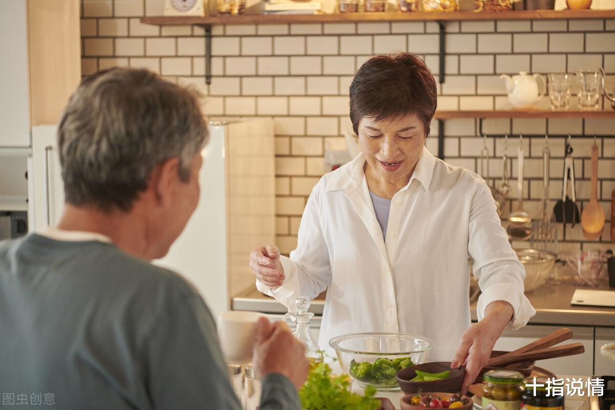 六旬大妈的悔恨:退休后不停地显摆三件事,丢了朋友,坑了亲人