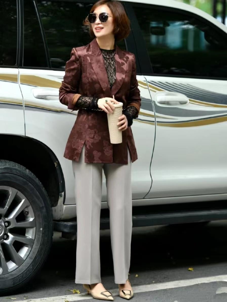 运动 远离大妈装、会叠穿、发选短，50岁女人做到这3点，赢得时尚优雅