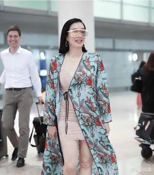 钟丽缇|钟丽缇不惧中年肥,大腿粗壮仍敢穿紧身皮裤,和老公打闹感情升温