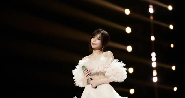 谭维维|《浪姐》决赛夜落幕，10人成团，谭维维成队长，郑秀晶为姐姐应援