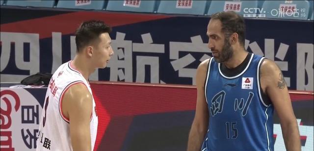 广东男篮|易建联胡明轩高效砍分，莱多打出气势，广东男篮55-35四川队