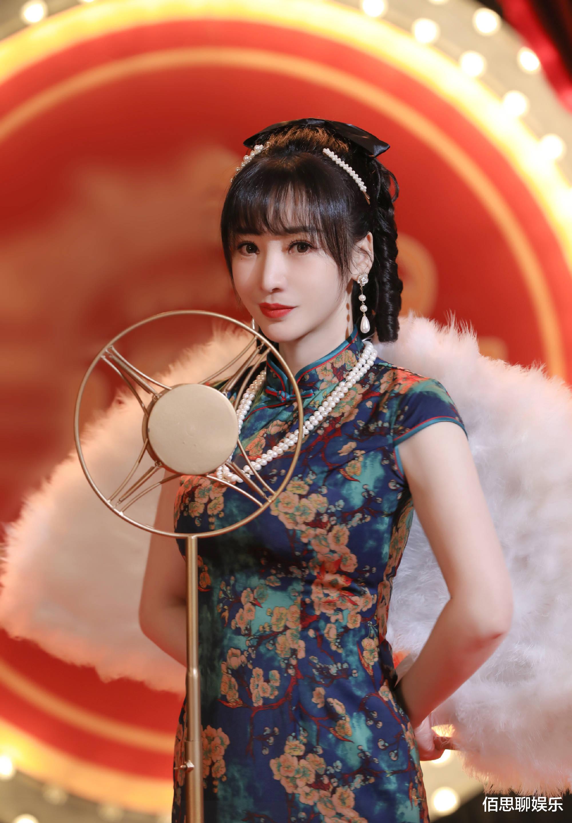 柳岩|柳岩穿旗袍凸显S腰，前凸后翘的身材，一微笑更加迷人