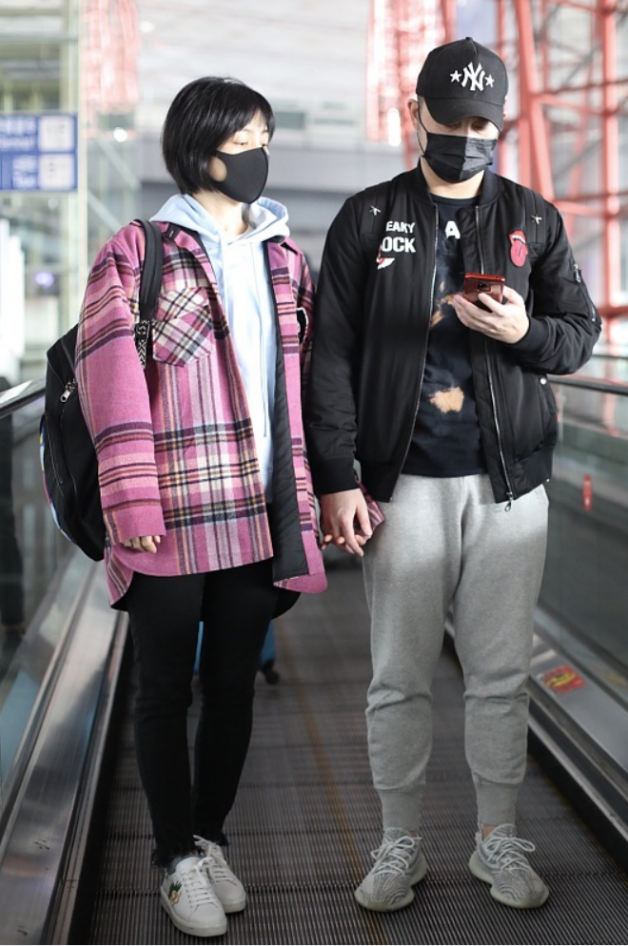 外套 46岁的胡可真是逆生长，穿粉外套梳短发像少女，与老公牵手很娇羞