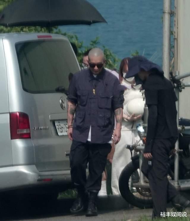 具俊晔|具俊晔拍重机广告收入百万!一身劲装帅气抢镜,婚戒刺青十分显眼