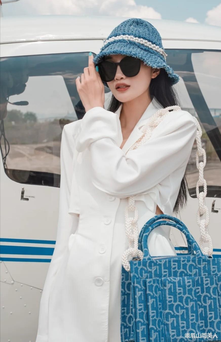 帽子 看完三木妈妈的打扮后才发现：显年轻的秘诀是“帽子”，洋气减龄