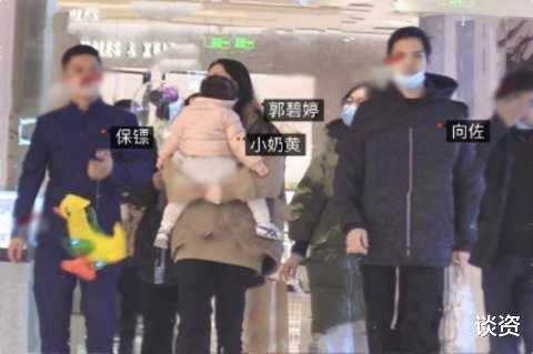 nznd|向佐郭碧婷带娃逛商场，助理保镖陪同阵仗大，女方疑已怀二胎