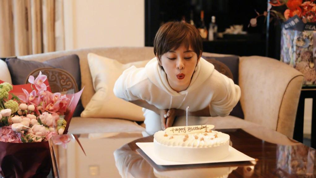 孙俪|孙俪晒照低调庆生，当天仍在拍戏不忘自嘲，全网仅安陵容送祝福