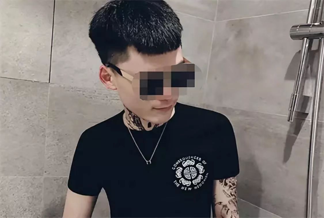 重庆男子散发照片卡片被宾馆老板发现后,嚣张挑衅对方遭报警