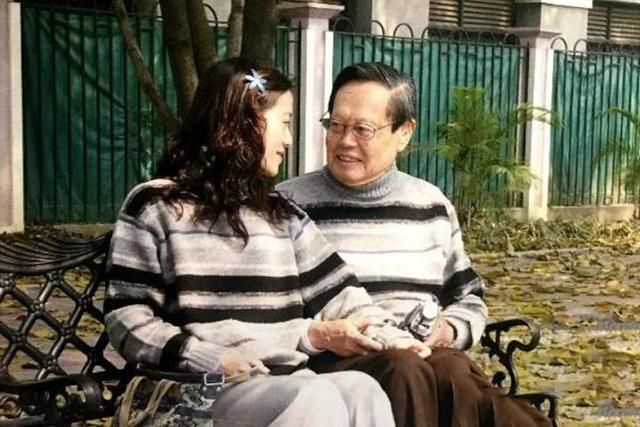杨振宁|杨振宁夫妇甜蜜出行,穿“情侣毛衣”十指紧扣,差54岁的爱情真香