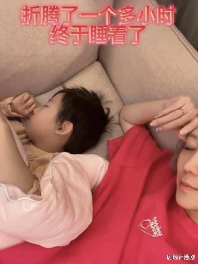 陈浩民|勇气可嘉！陈浩民一家阳康后新疆旅行，爱妻零下20度滑雪穿小背心