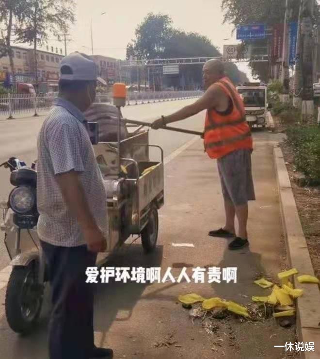 谢宁|演员谢宁穿环卫服扫大街，自称转行，网友：胸口吊坠能换套房了吧