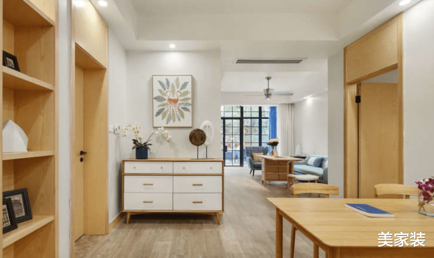 原木风的家居空间，简约大方，给孩子一个无忧无虑的童年