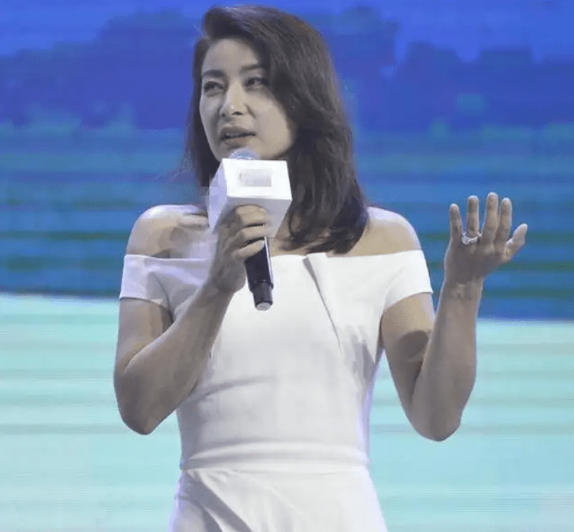 郭晶晶|郭晶晶参加富婆聚会遭排挤？穿旧衣服手臂戴头绳，集体合影没她