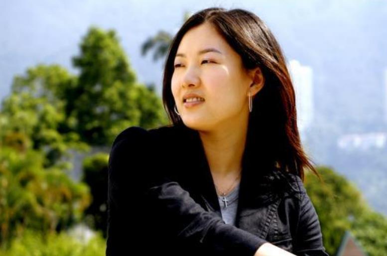 梁锦松|生了三胎后，67岁的梁锦松让41岁的伏明霞拼4胎，100亿买了大医院