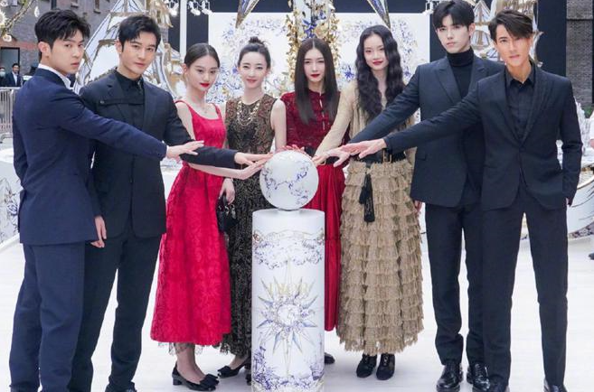 豆瓣|国际奢侈品大使官宣换人,天道好轮回?