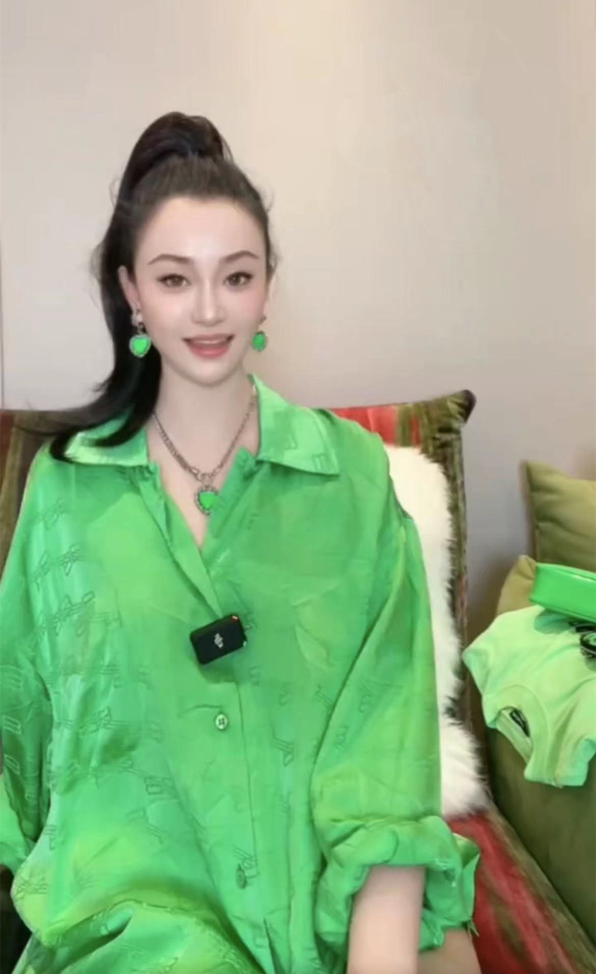 陈昱霖|吴秀波小三陈昱霖居湖北老家，浑身奢侈品太漂亮，出狱后陪伴父母