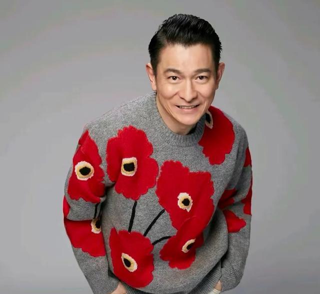 刘德华|刘德华路透照曝光，穿深色西装高领毛衣帅气足，彭于晏表情成亮点