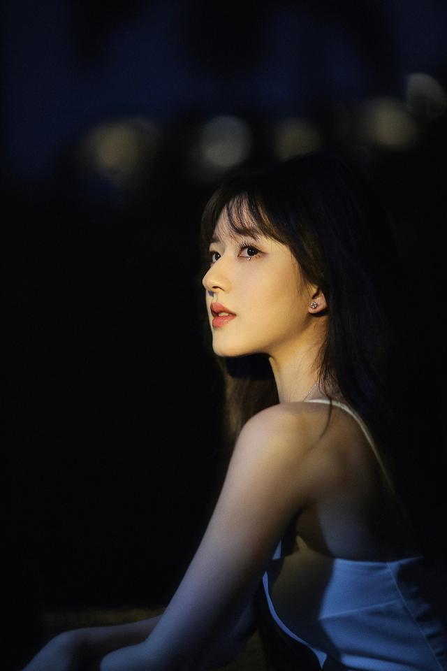 赵露思的最新写真，初秋的晚风中的精灵，白色的吊带连衣裙，充满了纯情