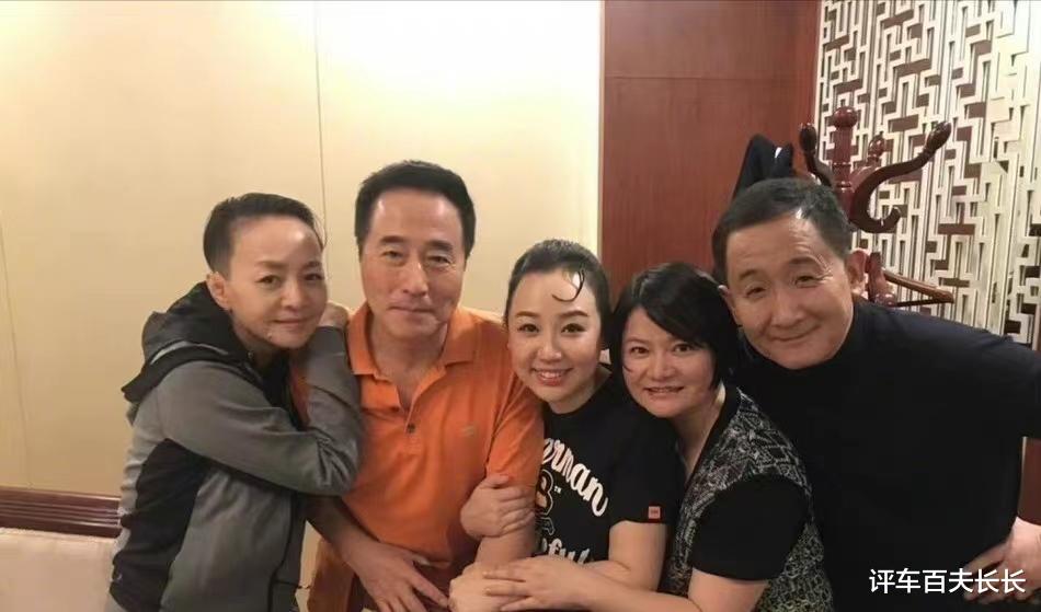 梁天|老戏骨梁天和好友聚餐，主动付钱一个包上万元