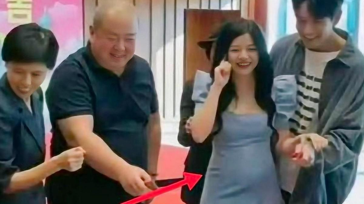 陈妍希|39岁陈妍希疑怀二胎？肚子隆起“孕味”十足，走路随时有人搀扶