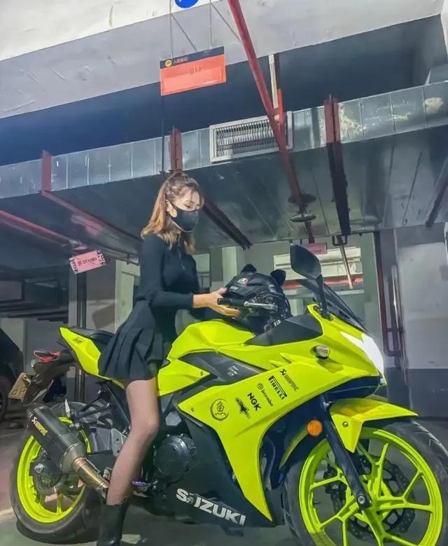 又一网红男骑撞车,导致4人离世,现场惨烈车辆零件散落一地
