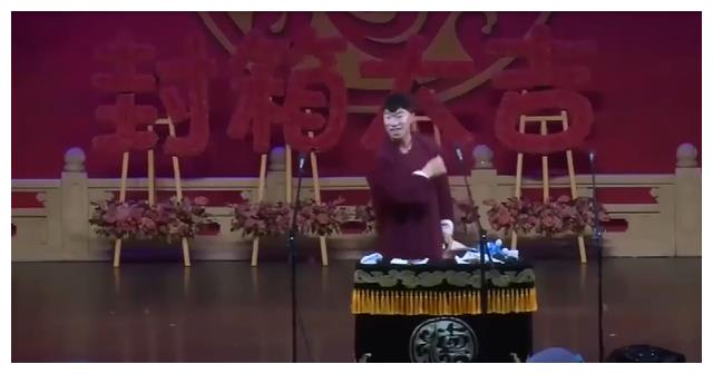 侯震|替老郭讽刺退社叛徒，沉迷游戏忘记报幕，侯震在德云社到底啥地位