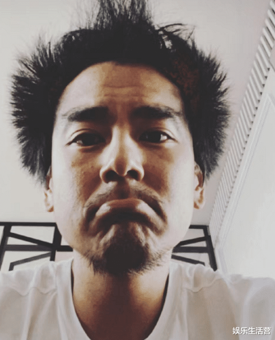 彭于晏|彭于晏居家后，爆炸头胡子显邋遢，网友谎称其是男友，父母反应亮了