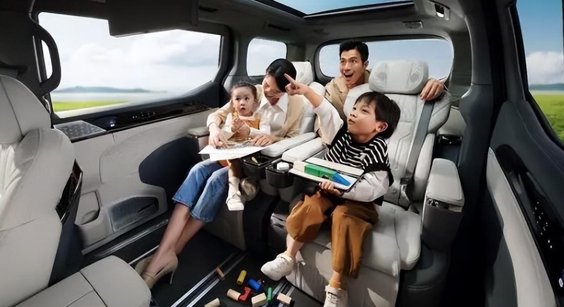 刘德华卖掉所有豪车后，留下了一辆“保姆车”，明星为何钟爱它？