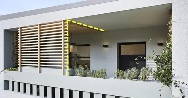 阳台不封难熬过夏天,听父母的:用7字型格栅板遮阳,成本也低