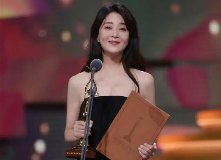 殷桃|43岁仍少女感十足的殷桃,经历坎坷的感情后,终成视后