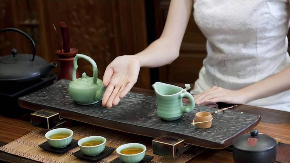 男子把茶托当真爱，喝两次茶花21万，“女友”还拉他和闺蜜开房
