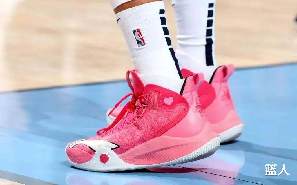 布克|NBA球员上脚：塔克穿Kobe11青蜂侠，李宁和安踏的球鞋都有！