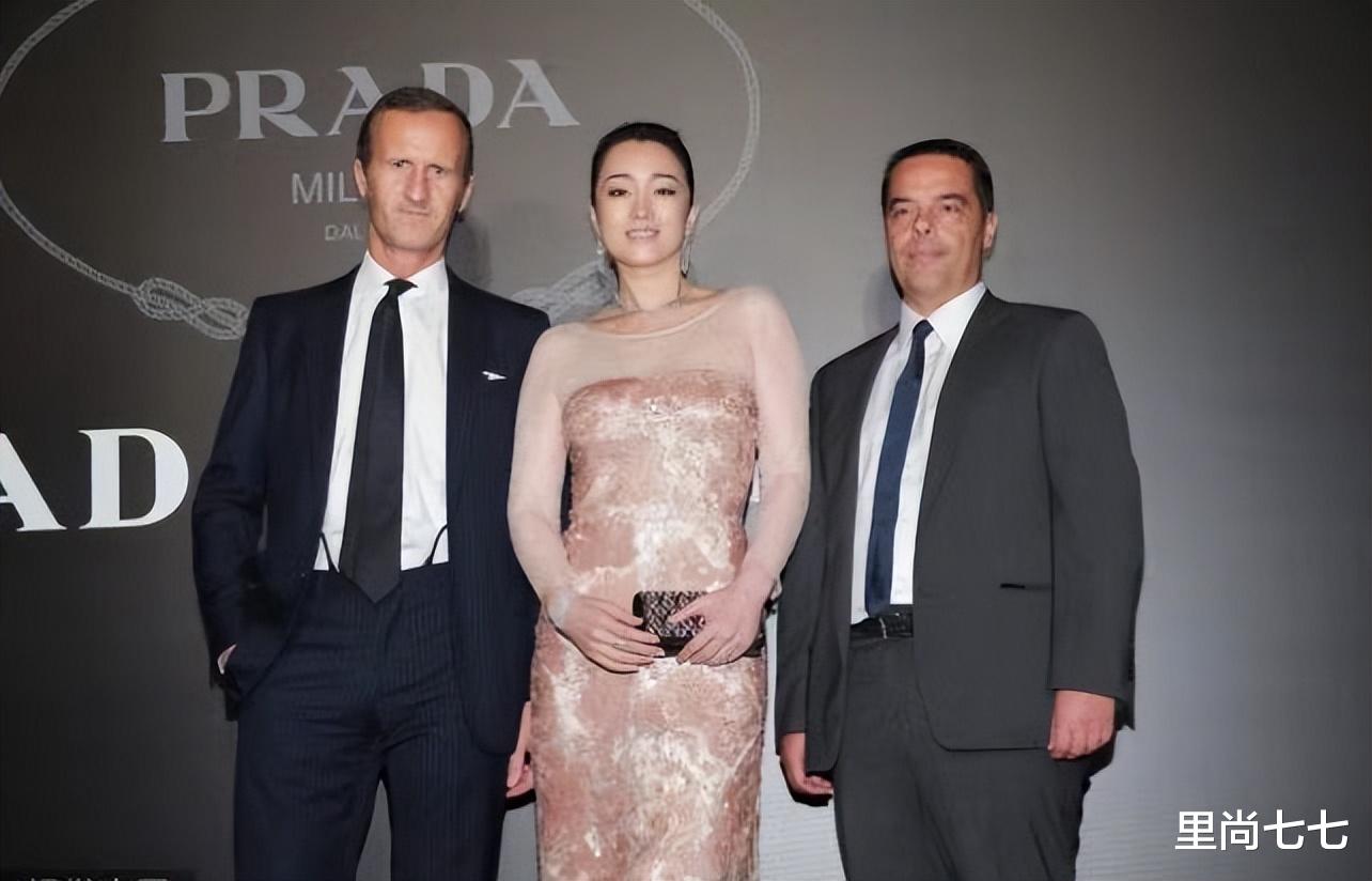 巩俐才是真正的肥而不腻，穿亮片紧身裙太有曲线，这富态感没谁了