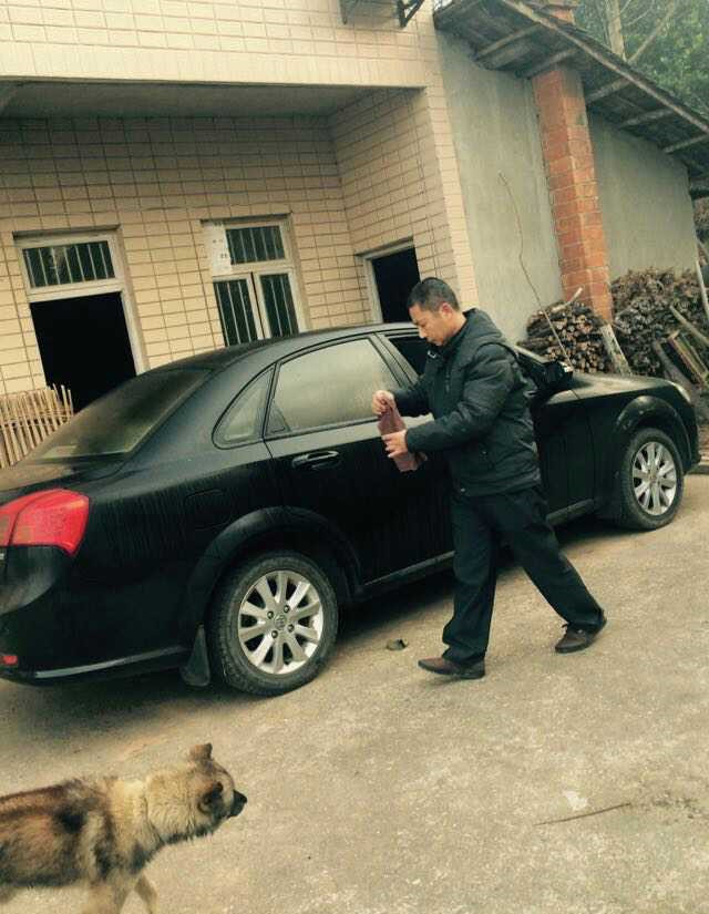 老爸盖房不装修，毛坯房一住15年，但全村没一人敢嘲笑！