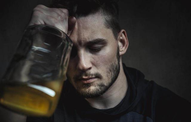 痛风|43岁男子半夜痛醒咬关节,妻子大哭道歉,可能“3件事”没控制住