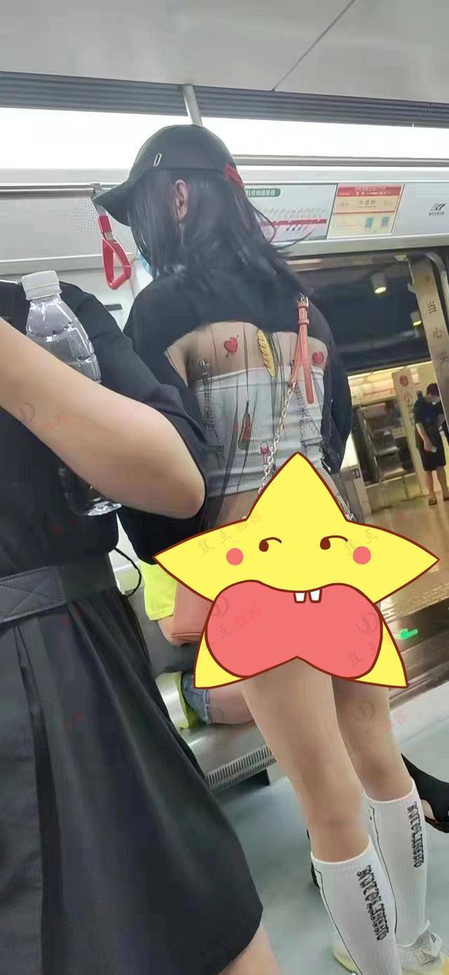 重庆地铁女孩穿奇特“隐身衣”,半透轻纱外套,网友:远看像没穿