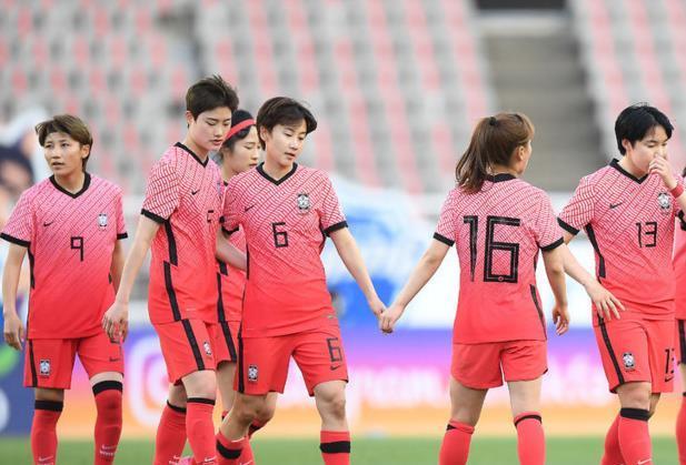 韩国队|87分钟被绝杀，0-1！亚洲杯夺冠热门爆冷出局，韩国女足狂欢庆祝