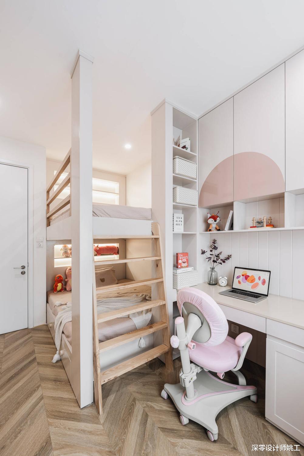 4口之家的210㎡豪宅,客厅沙发墙打造弧形隔板,凸显空间层次感