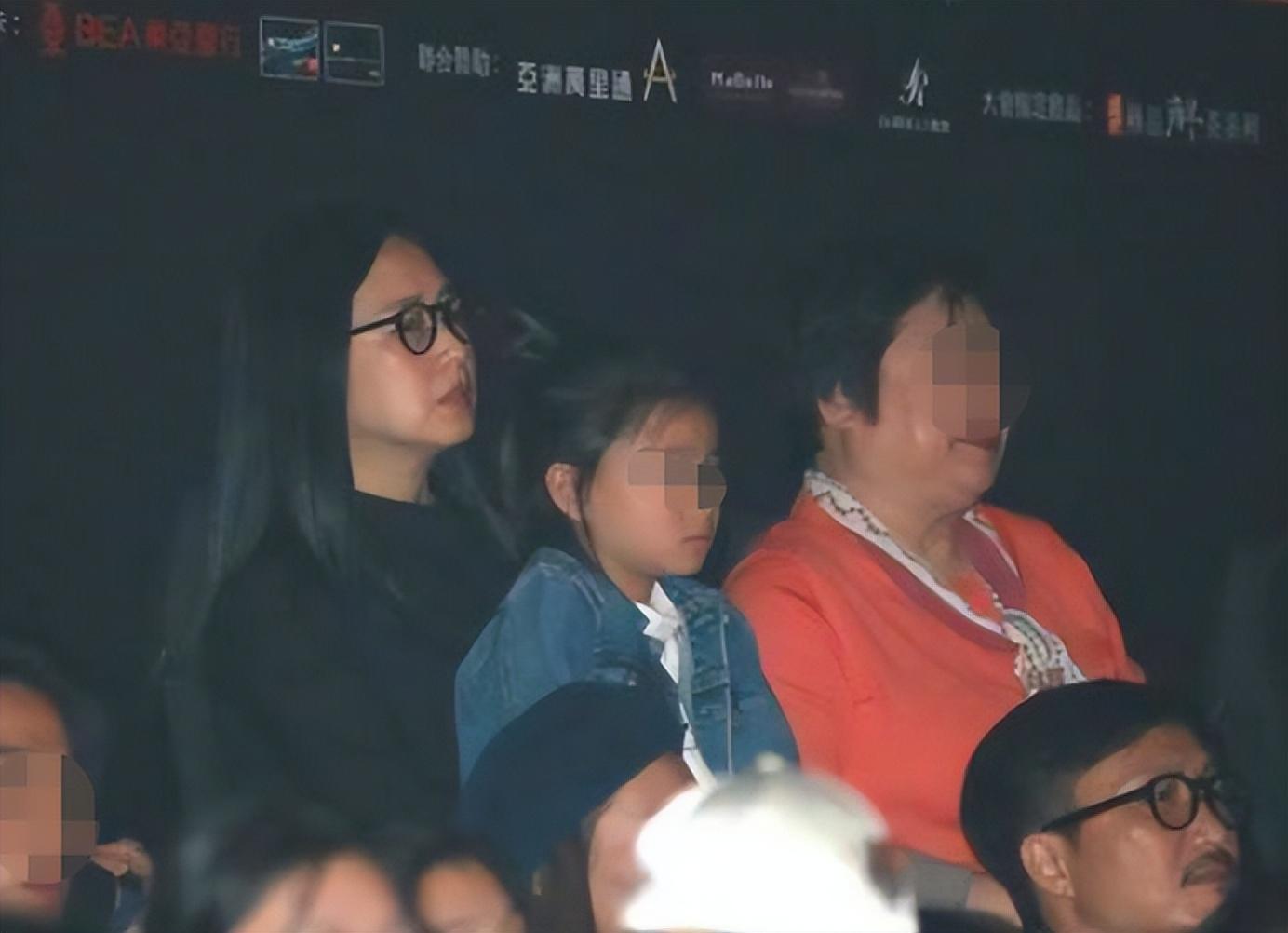 刘德华|刘德华夫妇现身女儿学校！独自背包不带助理，一旁朱丽倩气质绝佳