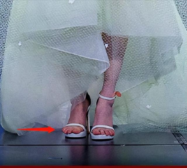 春晚|春晚事故合集：主持人假睫毛突兀，小撒发光眼，宋轶鞋不合脚！