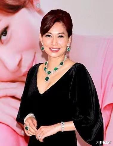 翡翠|邝美云是珠宝大户,珠宝店的珍珠翡翠,看得人眼珠子都要掉下来了