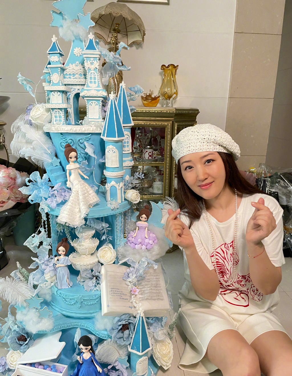 杨钰莹|51岁杨钰莹少女心十足！生日晒照曝光千万豪宅，网友：不会老吗？