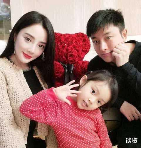 贾云馨|李小璐和甜馨拍视频,甜馨化浓妆涂红唇成熟不少,贾乃亮也拍了同款