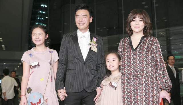 钟镇涛|68岁钟镇涛为12岁小女儿庆生，曝光家中朴素内景，富婆娇妻未出镜