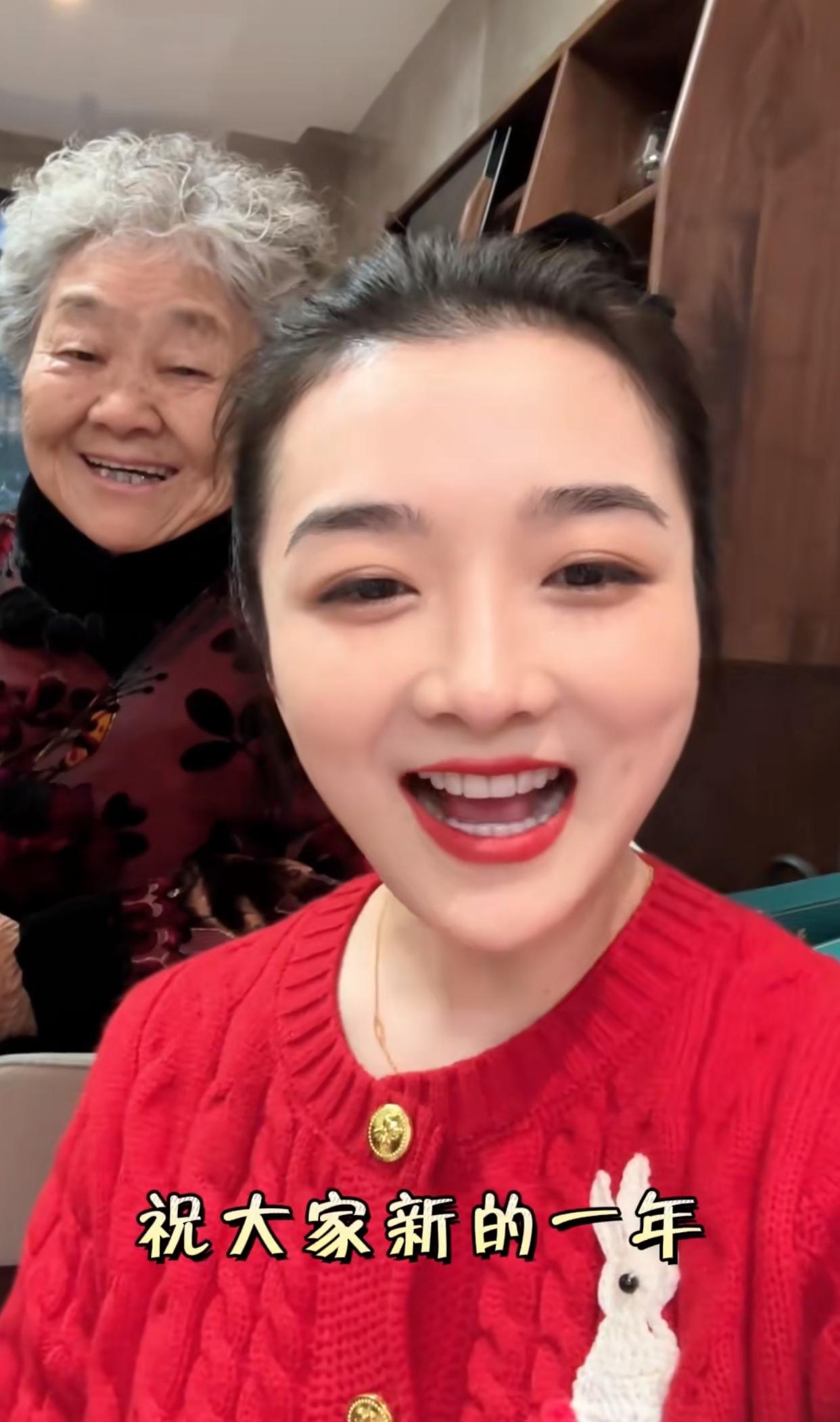 吴雅婷|吴雅婷带儿女回老家,穿新衣磕头拜年!王栎鑫父母打扮朴素显冷清