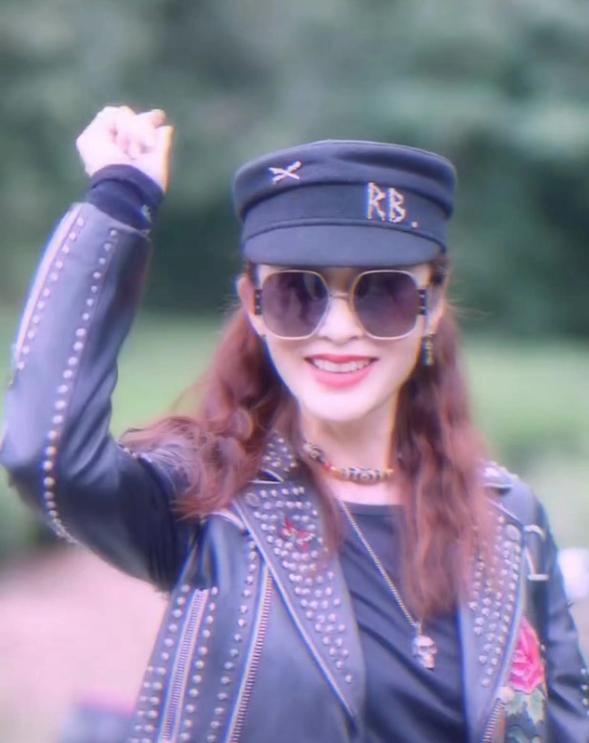 张敏|蒲巴甲和张敏骑车兜风，虽然张敏退圈多年，但仍然宛如少女般娇嫩