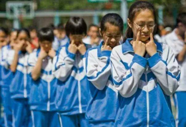 |“天价校服”引起热议，一套校服就需要3000元，家长表示：买不起