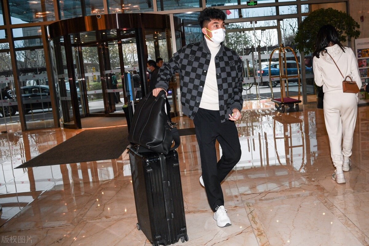 郑智|“鹏一期”9名教练抵达上海，李霄鹏衣品被吐槽，郑智上衣很吸睛