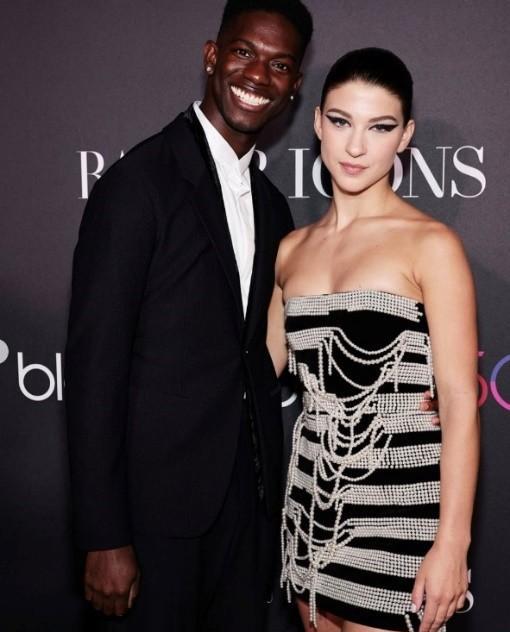 菲比|比尔·盖茨小女儿：和男友秀恩爱，黑人小伙一口大白牙，笑容诡异