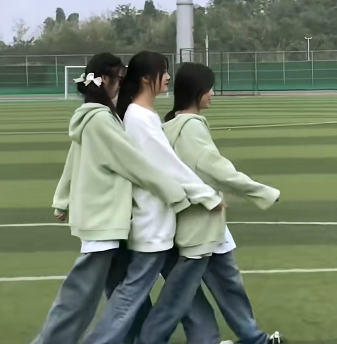 刘海 大码衣裤配八字刘海，中学女生形象遭到父母吐槽：这是全国统一？